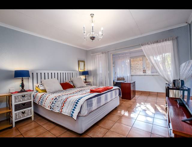 4 BEDROOM TOWNHOUSE TO LET IN SUNDOWNER